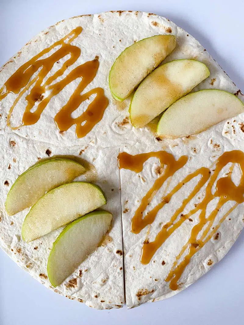 The apple and caramel on the tortilla
