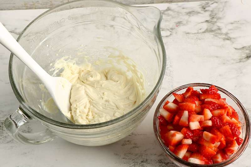 Easy Strawberry Trifle Recipe 6 Strawberries and cream