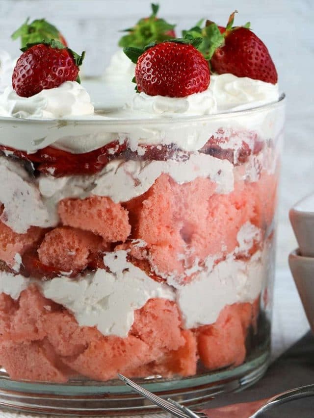 Easy Strawberry Trifle Recipe 9 cropped-Strawberry-Triffle-Sample-2-7.jpg