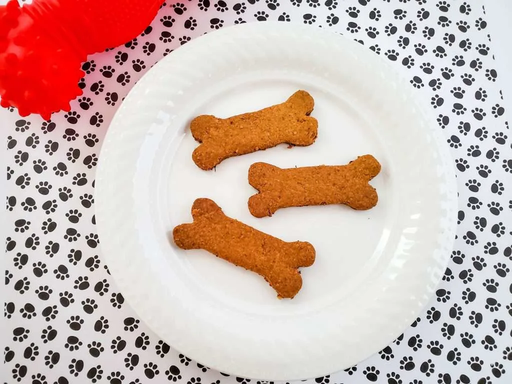 Crunchy Carrot & Oat Dog Biscuits sitting on a white plate