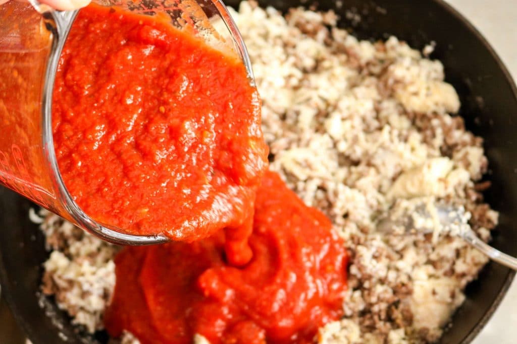 Venison Lasagna (Lasagna with Cottage Cheese) 7 Spaghetti sauce, ground venison, water, garlic salt, oregano, and salt and pepper combined.