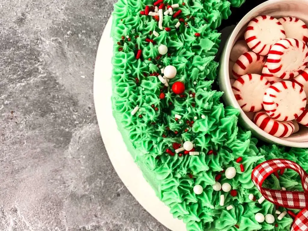 red velvet christmas cake that looks like a wreath 