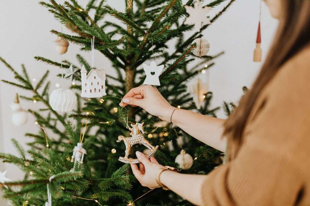 Christmas Bucket List 5 decorating the christmas tree