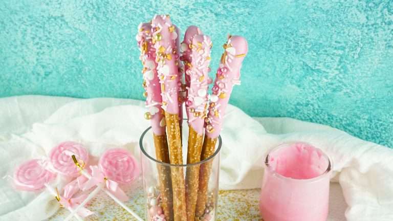 Valentine’s Day Chocolate Covered Pretzels