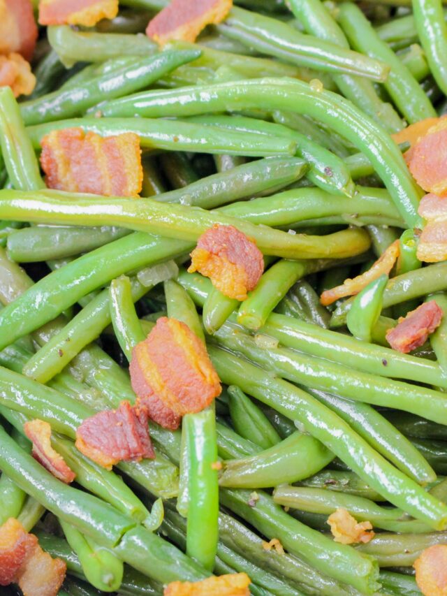 fresh green beans with bacon in a pan