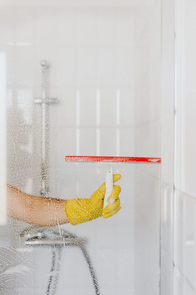 cleaning the shower with white vinegar