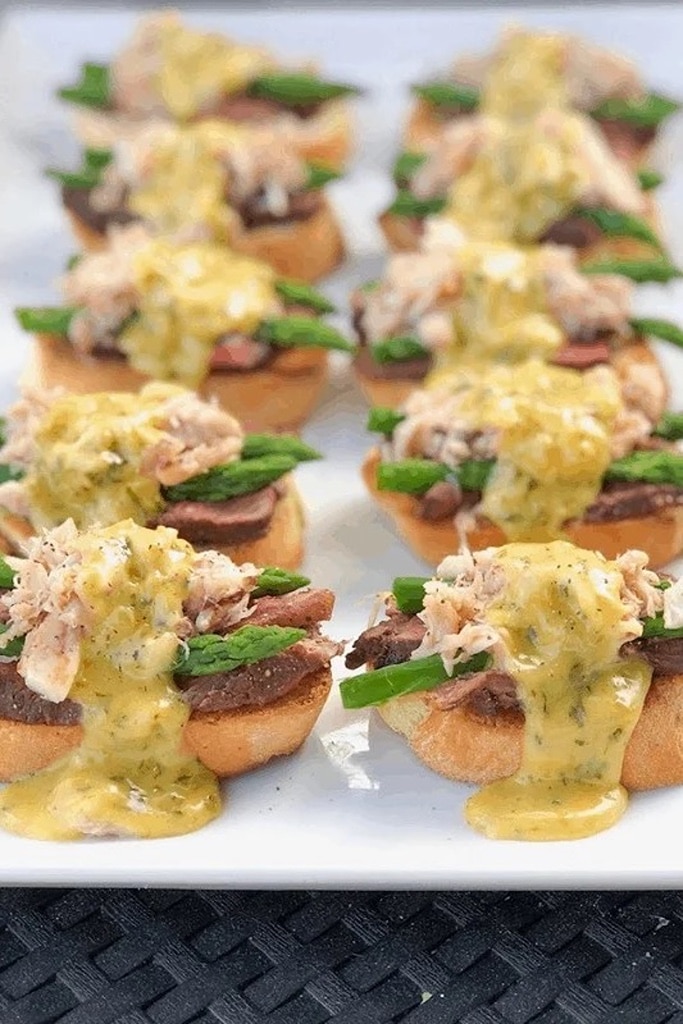 35 Party Appetizers For New Years Eve 6 crostinis covered with filet and béarnaise sauce on top