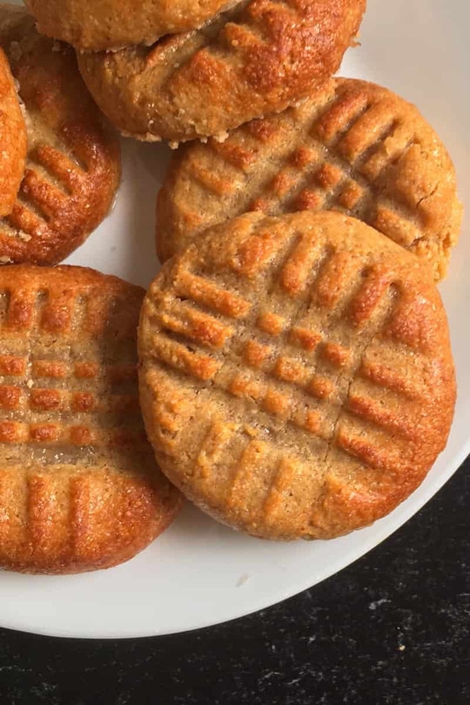 close up of air fried peanut butter cookies with crossed fork imprint 