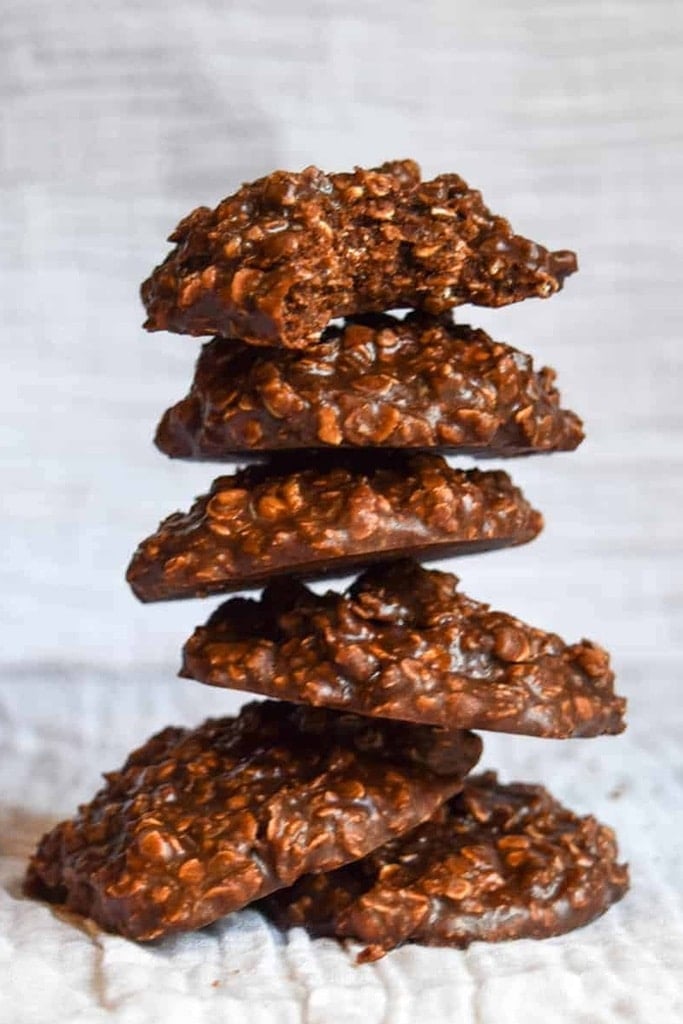 50 Easy Christmas Cookie Recipes with 7 Ingredients or Less 28 stack of chocolate oat cookies