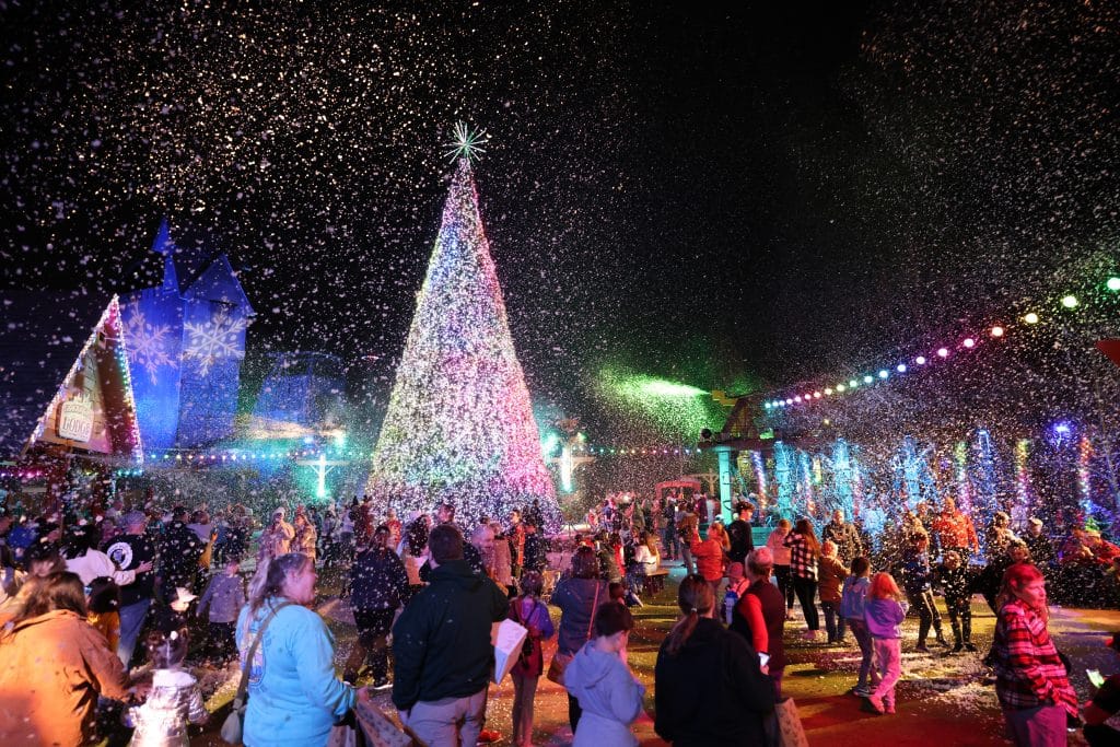 Dollywood Smoky Mountain Christmas: The Ultimate Guide 8 Snow finale at the Dollywood Christmas tree