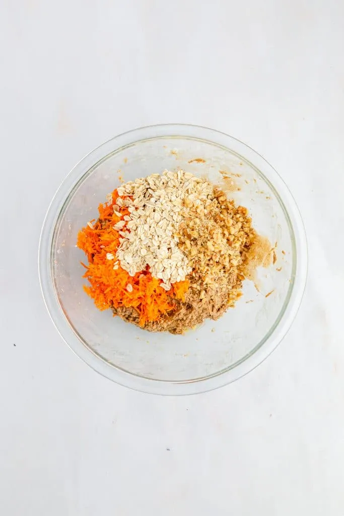 overhead view of clear bowl with carrot cake cookie sandwich ingredients