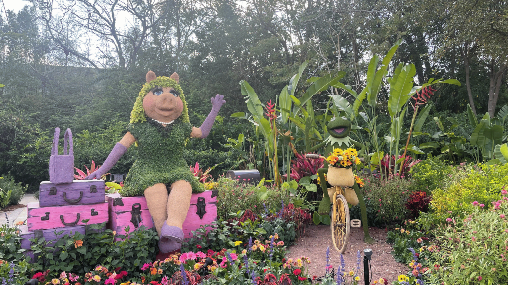 5 Things to See At the 2025 Epcot Flower & Garden Festival 6 Miss Piggy and Kermit the Frog Toparies