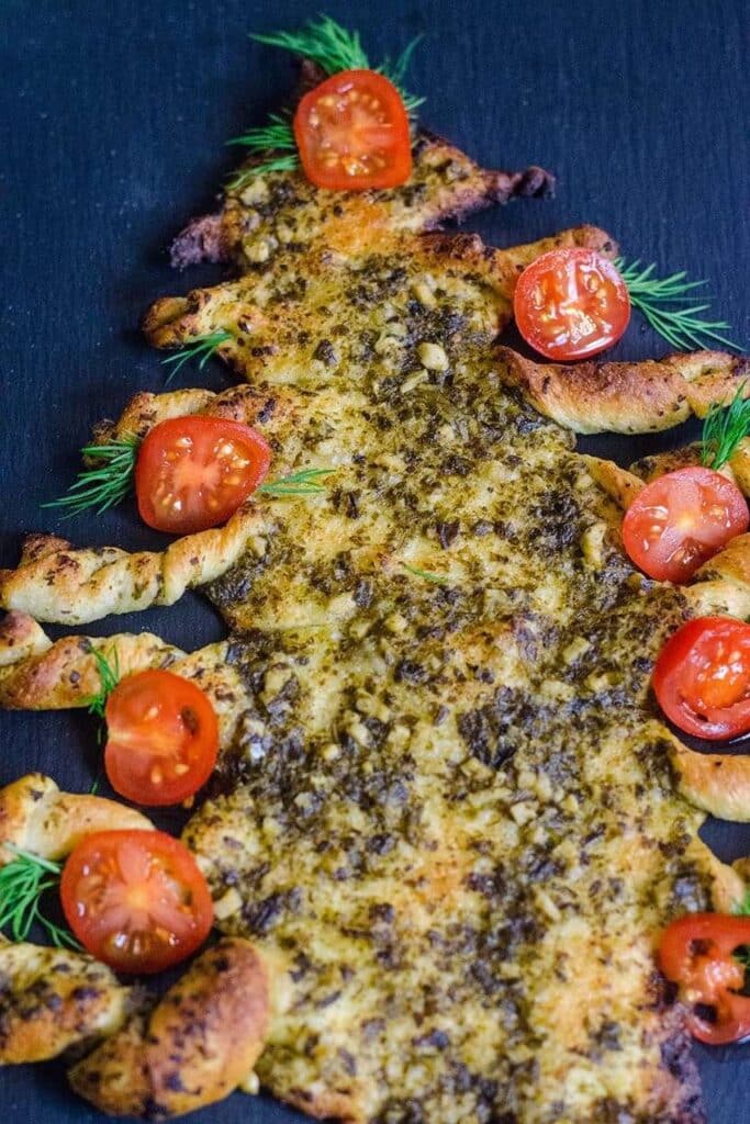 25 Christmas Appetizers That Travel Well 37 Christmas pesto tree bread.